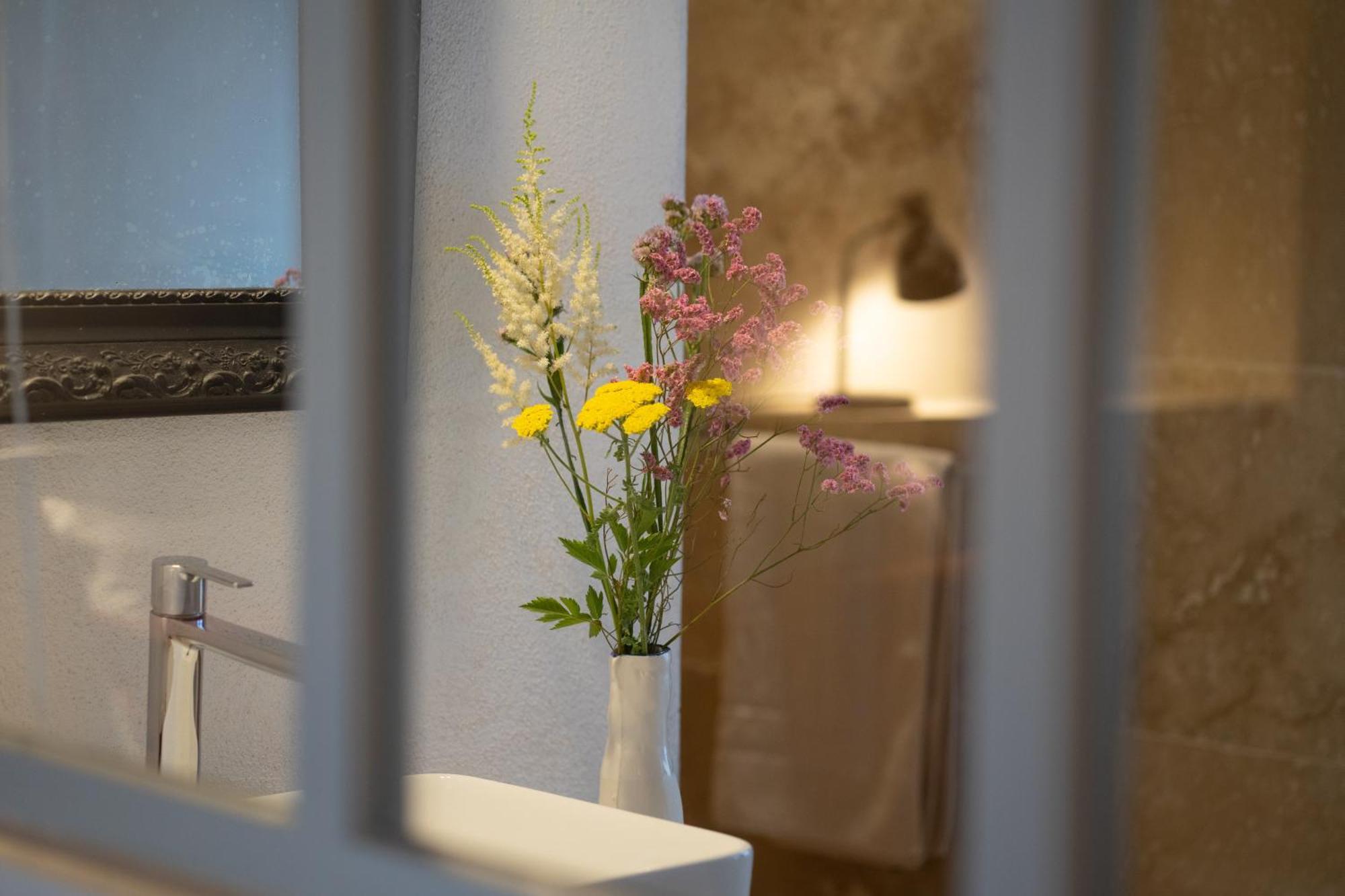 Les Canisses, Magnifique Appartement Avec Terrasse Au Coeur D'Uzes Exterior photo